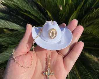 Sombrero de vaquero blanco de la Virgen María, dije para espejo retrovisor, ribete de diamantes de imitación, dije colgante de cruz