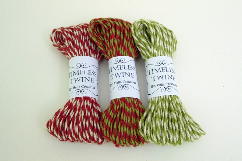 Pu&ograve; includere: Tre rotoli di spago, ognuno con una diversa combinazione di colori: rosso e bianco, verde e bianco e rosso e verde. Ogni rotolo ha un'etichetta con la scritta "TIMELESS TWINE" e sotto il testo "By: Bella Creations".
