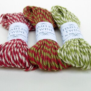 Pu&ograve; includere: Tre rotoli di spago, ognuno con una diversa combinazione di colori. Lo spago &egrave; rosso e bianco, verde e bianco, e rosso e verde. I rotoli sono etichettati con "Timeless Twine" e "By Bella Creations".