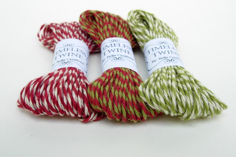 Pu&ograve; includere: Tre rotoli di spago, ognuno con una diversa combinazione di colori. Lo spago &egrave; rosso e bianco, verde e bianco, e rosso e verde. I rotoli sono etichettati con "Timeless Twine" e "By Bella Creations".