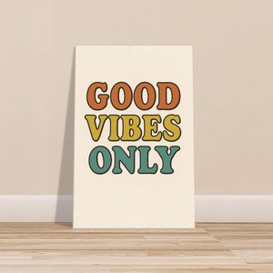 Lienzo decorativo "Good Vibes Only" con cita de estética retro. Decoración bohemia moderna y positiva para dormitorio, oficina o residencia universitaria.