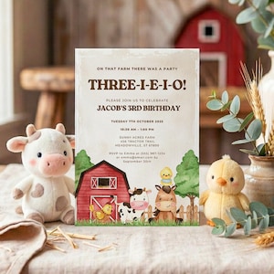Könnte beinhalten: Eine Einladung zum Geburtstag mit Bauernhof-Motiv mit dem Text "THREE-I-E-I-O!" und "JACOB'S 3RD BIRTHDAY". Die Einladung ist von Plüsch-Bauernhoftieren umgeben, darunter eine Kuh und ein Küken. Eine rote Scheune ist ebenfalls abgebildet.