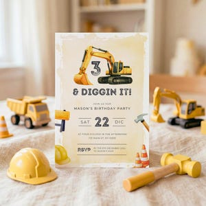 Op de afbeelding: Een verjaardagskaart met een bouwthema. De uitnodiging toont een gele graafmachine en de tekst "& DIGGIN IT!" met het nummer 3. Speelgoed bouwvoertuigen en gereedschappen zijn verspreid.