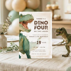 Op de afbeelding: Een witte keramische mok met een zwarte handgreep en de tekst "But First, Coffee" in een vetgedrukte, zwarte letter. De mok staat tegen een neutrale achtergrond, wat het eenvoudige ontwerp benadrukt.