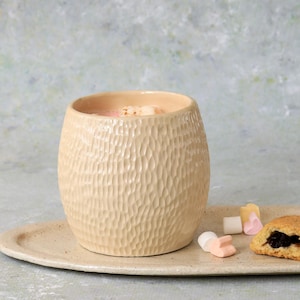 Tazza da caffè in argilla bianca fatta a mano / Bicchiere in ceramica testurizzata da 14 once / Regalo unico in ceramica Wabi Sabi