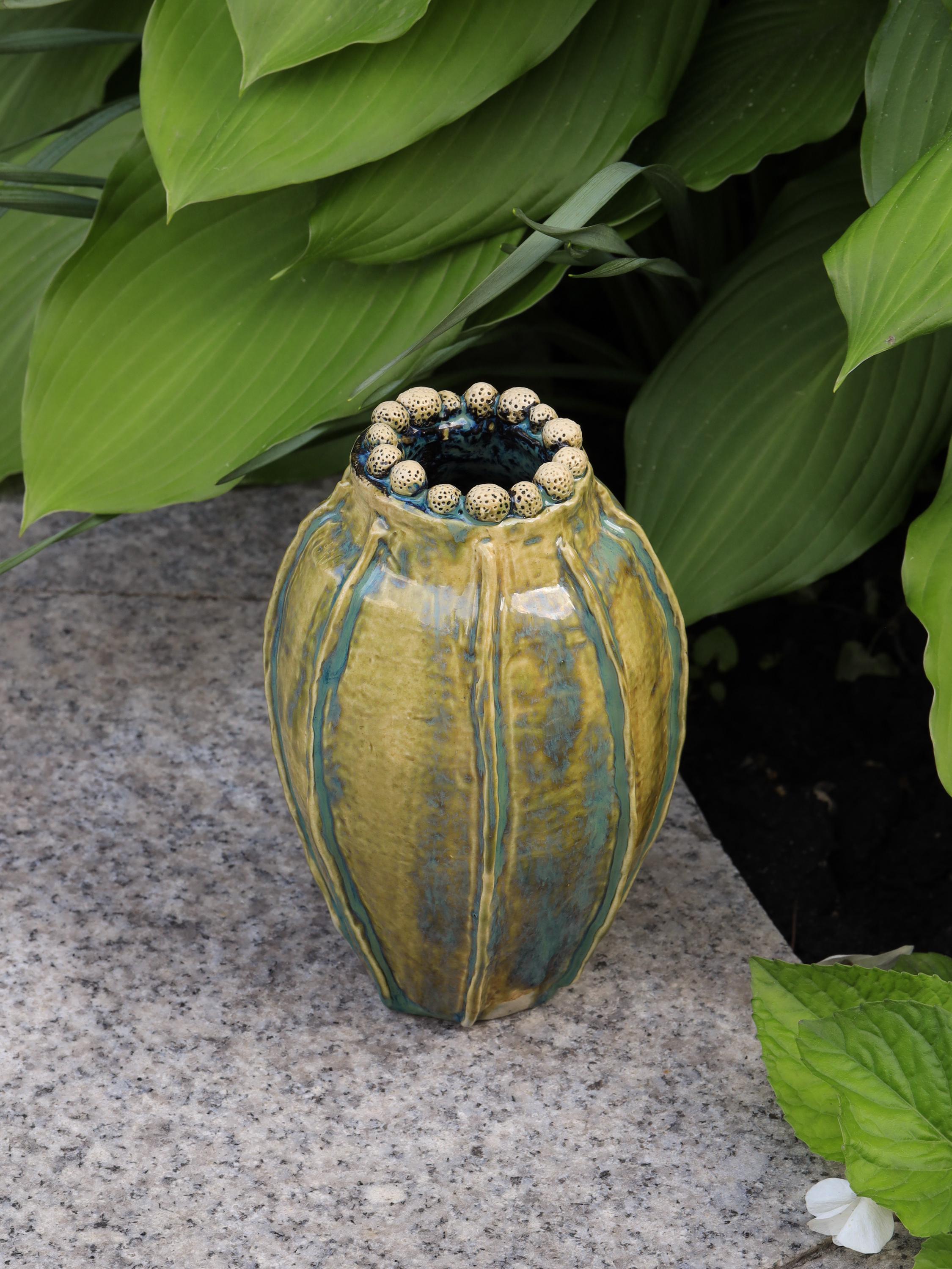 手作り陶器の花瓶 茶色・緑 手作りの緑色の陶器の花瓶：シードビーズのディテールが施された侘び