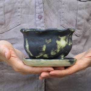Ręcznie robiona ceramiczna doniczka na nóżce z podstawką, doniczka na sukulenty Wabi Sabi, mała matowa zielona doniczka na trójnogu, unikatowy drenaż do kaktusów