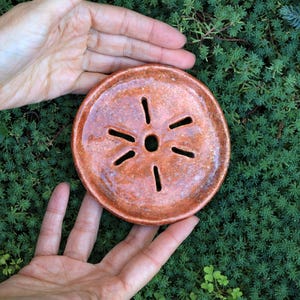 Jabonera minimalista de cerámica – Soporte para jabón de cerámica hecho a mano con orificios de drenaje