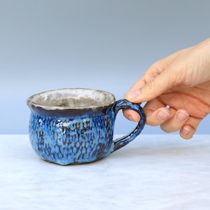 Handgefertigte kleine Keramik-Kaffeetasse – Rustikale schwarze Tonkeramik – Glasierter Steinzeugbecher