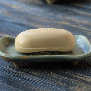 Portasapone in ceramica verde fatto a mano con foro di drenaggio, portasapone rustico in terracotta, regalo unico per l'arredamento del bagno, salvasapone in gres
