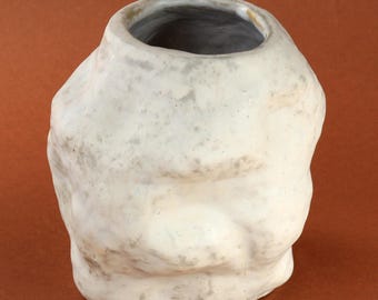 Vaso de cerâmica orgânica, peça escultural feita à mão, vaso de grés branco texturizado, decoração moderna e minimalista para casa.