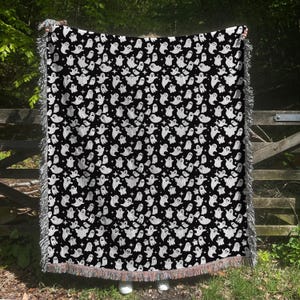 Ghost Pattern Woven Blanket – Cozy Gothic Cottagecore Throw, Spooky Halloween Decor, Black and White Ghosts for Whimsical Home Decor