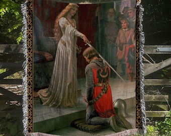 Könnte beinhalten: Eine Tapisserie, die einen Ritter zeigt, der vor einer Königin kniet, die ein Schwert hält. Der Ritter trägt eine Kettenrüstung und eine rote Tunika mit einem schwarzen Adler auf dem Rücken. Die Königin trägt ein weißes Kleid und eine Krone. Die Tapisserie hat einen goldenen und schwarzen Rand.