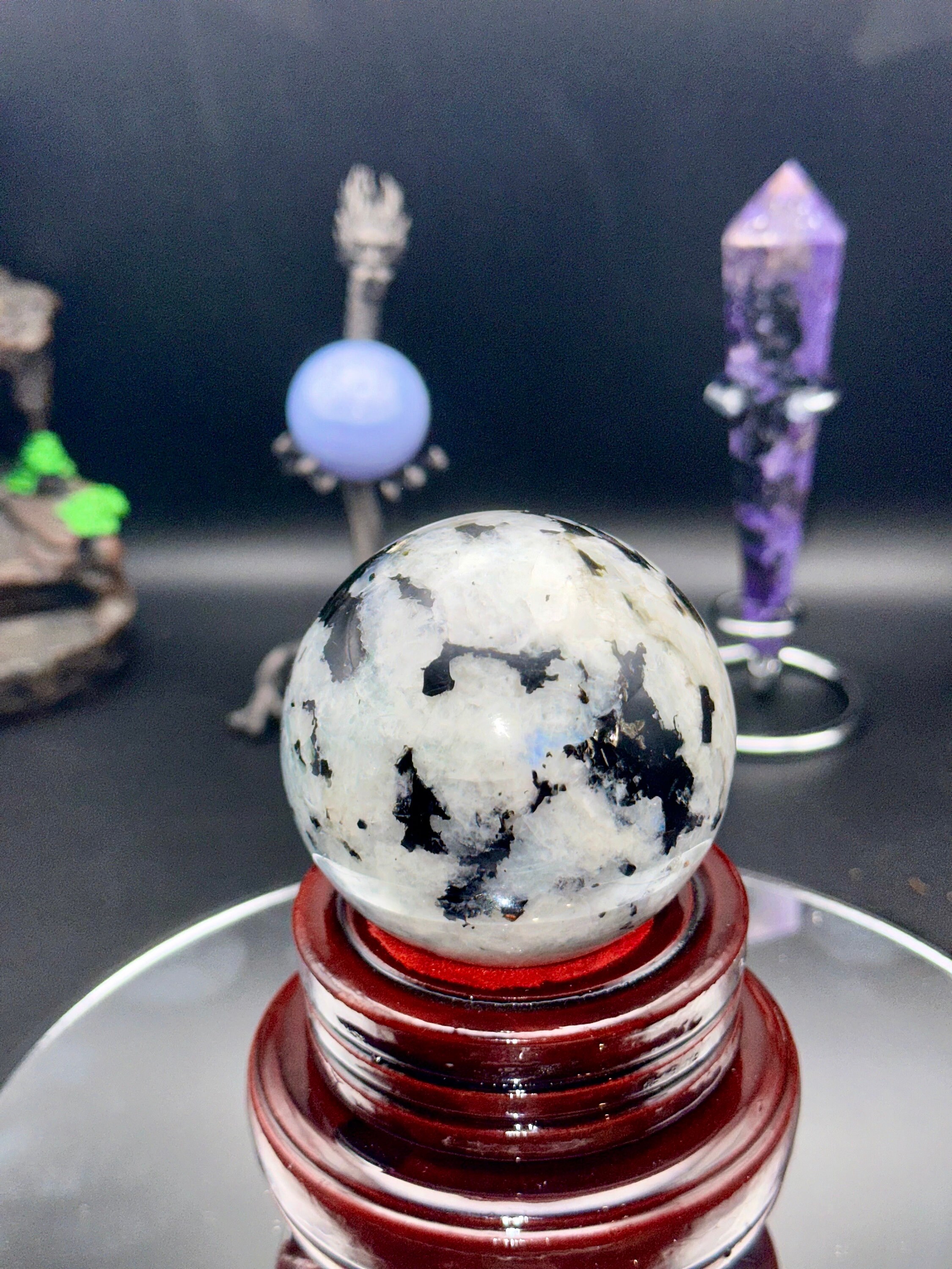 荘厳な 412g ブラック ムーンストーン スフィア – 直感的な癒しと