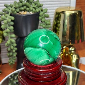 Sfera di malachite premium con supporto in legno – 64 mm, 1,28 libbre