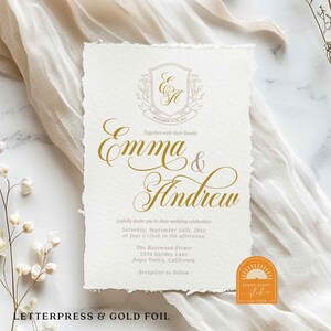 Invitación de boda con monograma minimalista elegante impreso en papel hecho a mano con detalles en láminas doradas / Invitación impresa en papel y láminas doradas