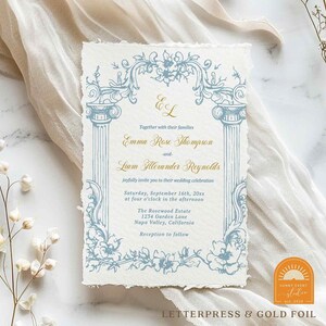 Invitación de boda impresa con letras y detalles rústicos en azul polvoriento con láminas doradas en papel hecho a mano / Invitación impresa con letras y láminas doradas