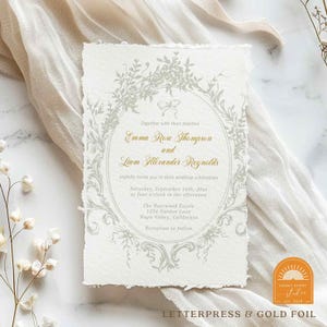 Invitación de boda rústica en azul polvoriento con detalles en papel hecho a mano y prensa tipográfica con lámina dorada