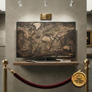 Può includere: Un grande schermo televisivo rettangolare che mostra una mappa del mondo dettagliata e strutturata in tonalità marroni e beige. La mappa presenta navi a vela e il nome "Zilver". La TV è montata su una mensola di legno.