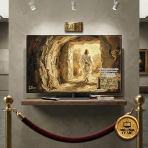 Può includere: Un grande schermo televisivo rettangolare mostra un dipinto religioso dai toni caldi e terrosi, raffigurante una figura che cammina verso la luce. Il testo sullo schermo recita: "Ripingeremo un'antica pergamena rettangolare con il tuo testo sopra. Il Signore è il mio pastore."