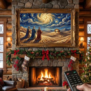 Puede incluir: Una pintura enmarcada que representa a los tres reyes magos siguiendo una estrella brillante, sobre una chimenea decorada para Navidad. La chimenea tiene un fuego ardiente, medias y una guirnalda con lazos rojos. Un mando a distancia está en primer plano.