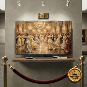 Könnte beinhalten: Ein großer Flachbildfernseher zeigt ein Gemälde einer Ballszene. Das Gemälde zeigt Menschen in Abendgarderobe, die unter Kronleuchtern tanzen. Der Fernseher steht auf einem Holzregal mit Fernbedienung und Kunstbedarf.