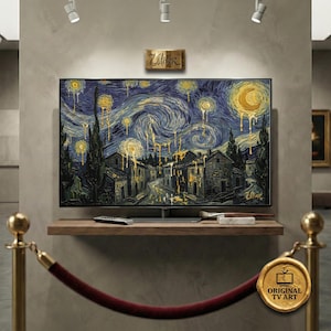 Può includere: Un grande televisore a schermo piatto che mostra una riproduzione digitale de "La notte stellata" di Van Gogh. L'opera d'arte presenta vortici blu e gialli, con una scena di villaggio sottostante. Il televisore è montato su una mensola di legno.