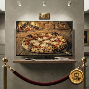 Può includere: Opera d'arte digitale raffigurante una pizza appena sfornata con mozzarella e basilico, visualizzata su un grande schermo. L'opera è ambientata in una galleria, con una mensola in legno e un telecomando.