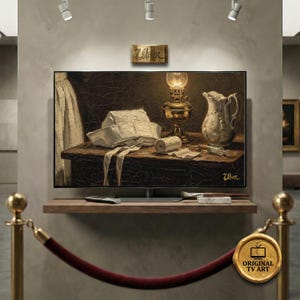 Può includere: Un televisore a schermo piatto mostra una natura morta con una lampada, una brocca e forniture mediche su un tavolo di legno. L'opera d'arte è ambientata su uno sfondo scuro. Il televisore è montato su una mensola di legno.