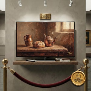 Può includere: Un dipinto digitale visualizzato su una TV a schermo piatto. L'opera d'arte raffigura una natura morta con una teiera, pane e una brocca su un tavolo di legno. Il dipinto ha toni caldi marroni e beige.