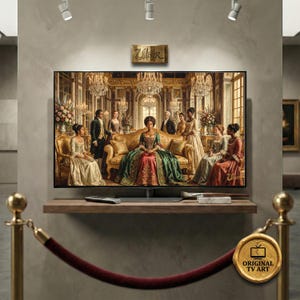 Può includere: Un grande televisore a schermo piatto mostra un dipinto classico di un raduno in una grande sala con lampadari. Il dipinto presenta figure in abiti d'epoca. Il televisore è su una mensola di legno con un telecomando e un oggetto decorativo. Il testo "Original TV Art" è su un emblema d'oro.