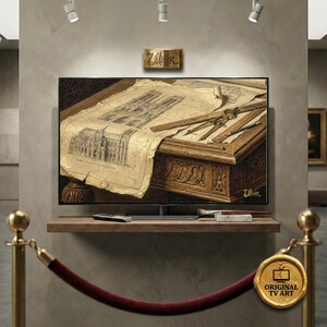 Könnte beinhalten: Ein Fernsehbildschirm zeigt einen detaillierten architektonischen Bauplan einer Kathedrale mit Zeichenwerkzeugen auf einem Holztisch. Das Kunstwerk befindet sich in einer Galerie mit rotem Samtseil und goldenen Pfosten. Der Fernseher ist auf einem Holzregal montiert.