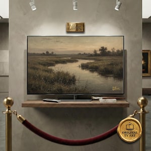 Può includere: Un grande televisore a schermo piatto che mostra un dipinto di paesaggio di un fiume e di una palude. Il televisore è montato su una mensola di legno con un telecomando e materiali artistici. Sopra il televisore c'è un cartello d'oro con la parola "Ulver".