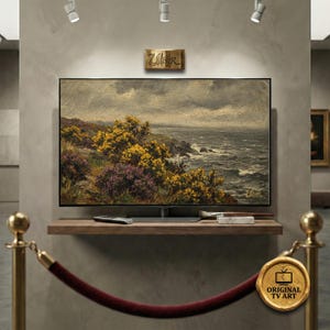 Könnte beinhalten: Ein großer Flachbildfernseher zeigt ein Landschaftsgemälde einer Küstenlandschaft mit gelben und lila Blumen. Der Fernseher steht auf einem Holzregal mit einer Fernbedienung und Kunstbedarf. Die Wand hat eine goldene Plakette mit "Ulver".