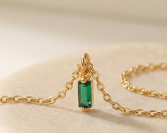 Collar pequeño con colgante de piedra natal en forma de baguette en latón dorado – Collar delicado con colgante de piedra colorida – Joyería minimalista con piedra natal, regalo para ella.