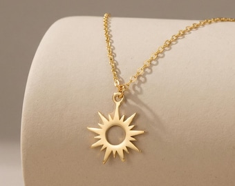 collar de sol, colgante de sol, collar de sol dorado, joyería celestial, collar minimalista delicado, joyería de latón chapado en oro, regalo para ella