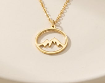 Collar de montaña: colgante minimalista de naturaleza, dije circular de latón chapado en oro, delicada joyería para exteriores, regalo para ella.