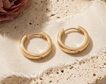 Pendientes de aro con jeroglíficos egipcios dorados – Aros minimalistas de lujo, joyería con símbolos antiguos, regalo único para ella.