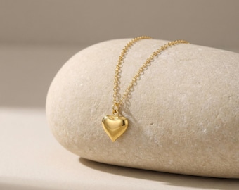 Collar con colgante de corazón abombado dorado, delicado colgante de corazón minimalista, bonito collar de latón, joyería romántica para el día a día, regalo para ella.