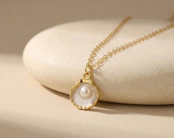 Collar con colgante de concha y perla, collar de concha dorada, joyería playera, delicado collar de perlas, joyería minimalista oceánica, regalo para ella.