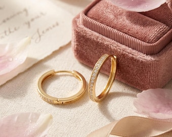Pendientes de aro pequeños dorados con medio pavé, aros brillantes de circonita cúbica, joyería minimalista para el día a día, regalo para ella.