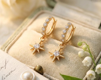 Pendientes de aro con forma de estrella y circonitas cúbicas doradas, delicados pendientes colgantes celestiales, aros con dijes brillantes, regalo de joyería minimalista