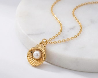 Collar de perlas y conchas marinas doradas, joyería costera, colgante de concha de playa, regalo inspirado en el océano para ella, collar minimalista dorado, joyería de latón