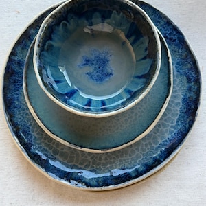 オーシャンブルーのストーンウェア製食器セット、手作りのセラミックプレートとボウル、食洗機対応