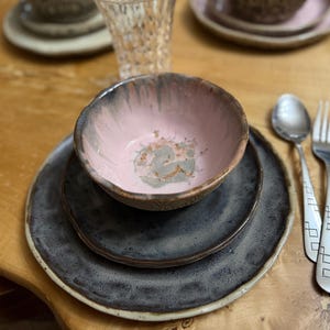 Juego de comedor de gres gris perlado rosa hecho a mano para una persona: vajilla de cerámica de estilo terroso