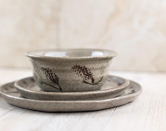 Set di stoviglie in gres fatto a mano per una persona: impronte di aghi di pino, ceramica smaltata rustica