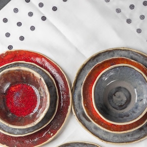 2 set di stoviglie in gres fatte a mano, 6 pezzi, piatti e ciotole, ceramica, piatti in ceramica, torniti e costruiti su lastre, rosso e grigio-marrone