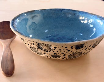 Ciotola da portata in gres realizzata a mano, smalto blu costiero, piatto artistico dalla texture organica (28 cm)