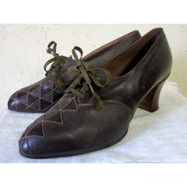 1930s Vintage Women's Brown Leather Oxford Pump Tie Shoes Size 6 Made in USA