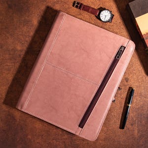 Portafolio de cuero vegano personalizado, folio con cremallera, portafolio de cuero rosa para mujer, soporte para bloc de notas A4, funda para iPad, regalos de Navidad, regalo para ella